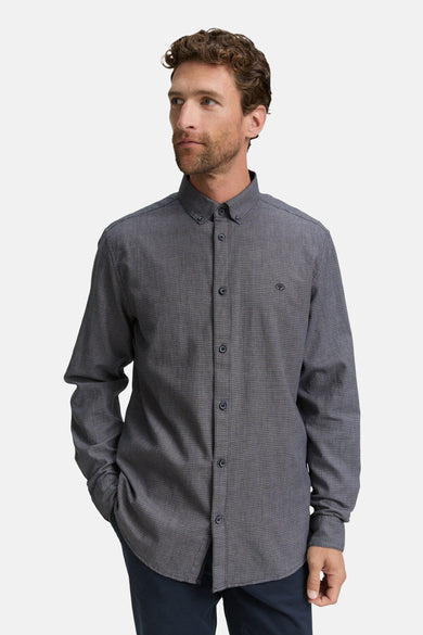 Blauw, lange mouwen hemd van TOM TAILOR, met subtiel patroon en knoopsluiting, gedragen met donkere broek.
