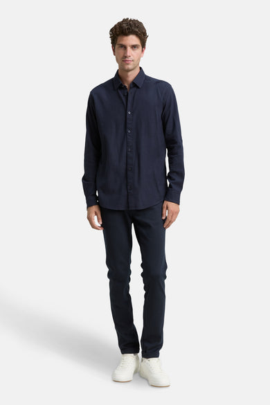Blauw overhemd met lange mouwen van TOM TAILOR, gedragen met een donkere broek en witte schoenen.