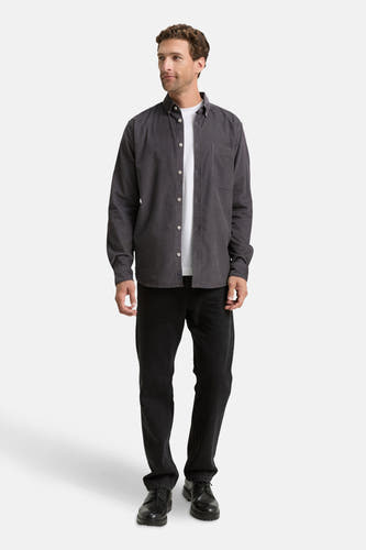 Grijs overhemd met lange mouwen van TOM TAILOR, gedragen over een wit T-shirt, met zwarte broek en zwarte schoenen.
