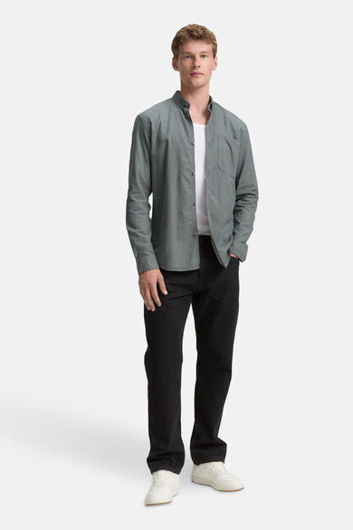 Chemise verte à manches longues de TOM TAILOR, portée sur un t-shirt blanc, avec un pantalon noir et des baskets blanches.