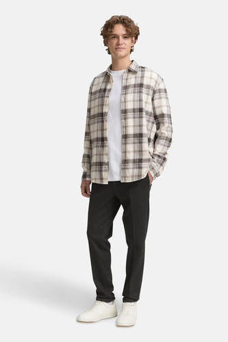 Beige overhemd met lange mouwen van TOM TAILOR, met ruitpatroon, gedragen over een wit T-shirt en een donkere pantalon.
