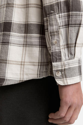 Beige overhemd met lange mouwen van TOM TAILOR, met een ruitpatroon en knoopsluiting op de manchet.

