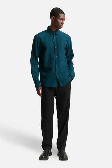 Turquoise overhemd met lange mouwen van TOM TAILOR, gedragen met zwarte pantalon en zwarte schoenen.