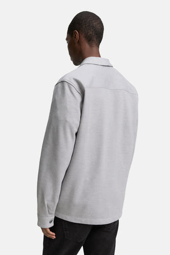 Grijs hemd van TOM TAILOR, achterkant, met lange mouwen en zwarte jeans.
