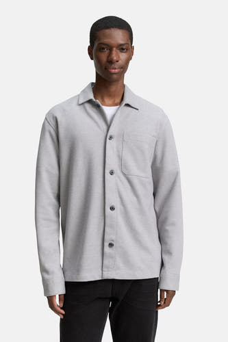 Grijs hemd van TOM TAILOR, met lange mouwen en een borstzak, gedragen over een wit T-shirt.