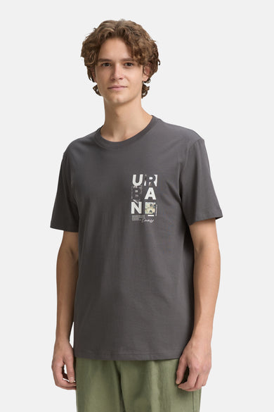 T-shirt gris à manches courtes de TOM TAILOR, avec imprimé "Urban" sur le devant, associé à un pantalon vert.