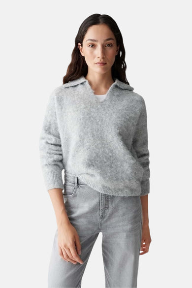 Grijze trui van OPUS, met kraag en gedragen met grijze jeans.
