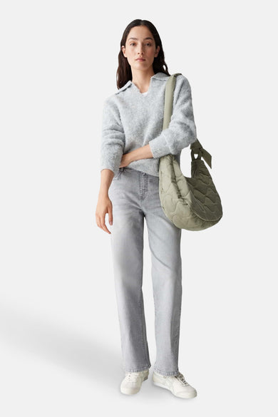 Grijze trui van OPUS, gedragen met een groene tas, lichtgrijze jeans en witte sneakers.