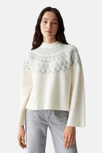 Pull-over blanc à col rond d'OPUS, avec un motif fair isle gris sur les épaules et la poitrine, porté avec un jean gris.