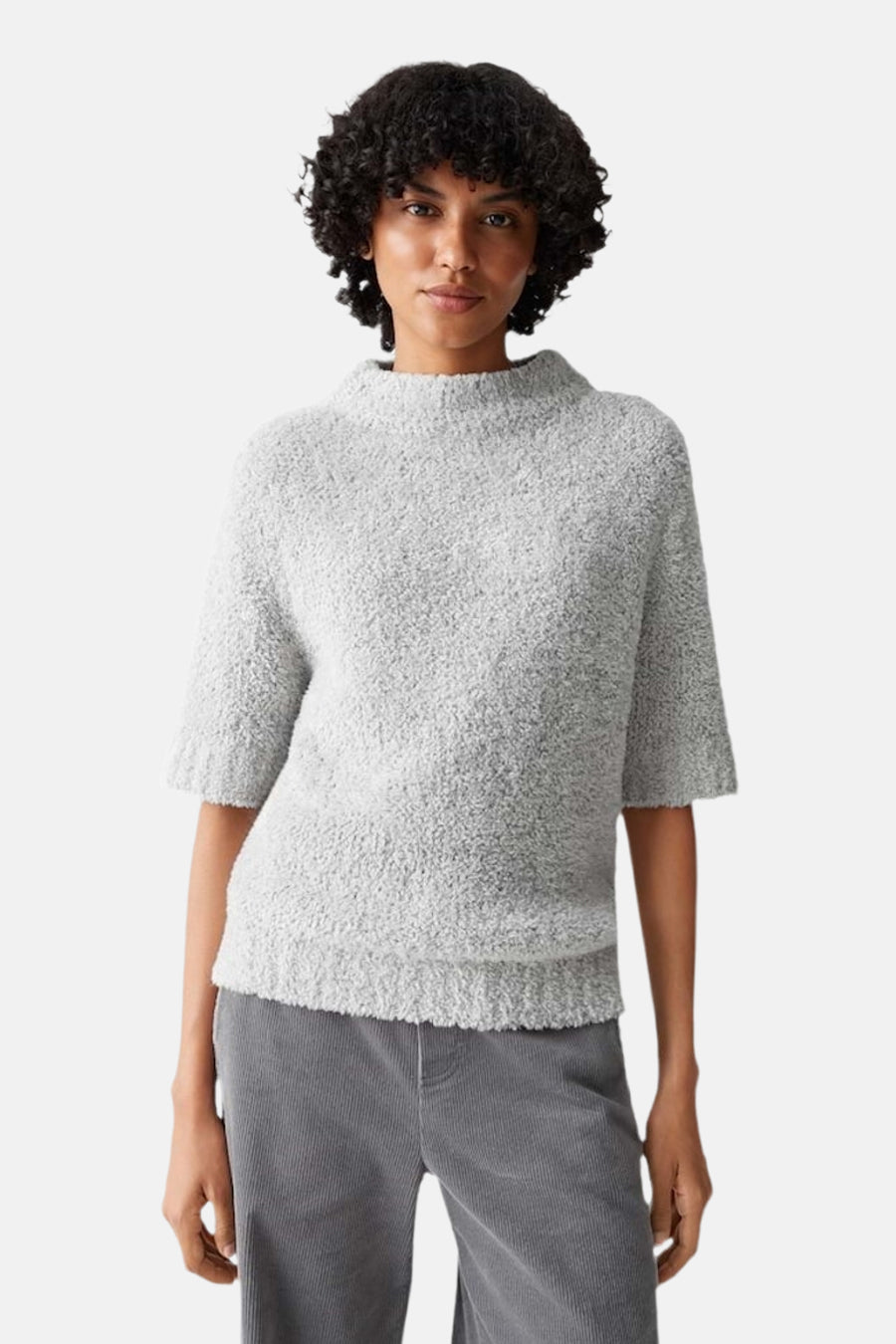 Sweat-shirt gris d'OPUS, avec des manches courtes et une texture douce, vu de derrière.