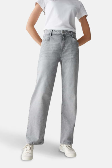 Grijze denim broek van OPUS, met wijde pijpen en een klassieke vijf-pocket styling.

