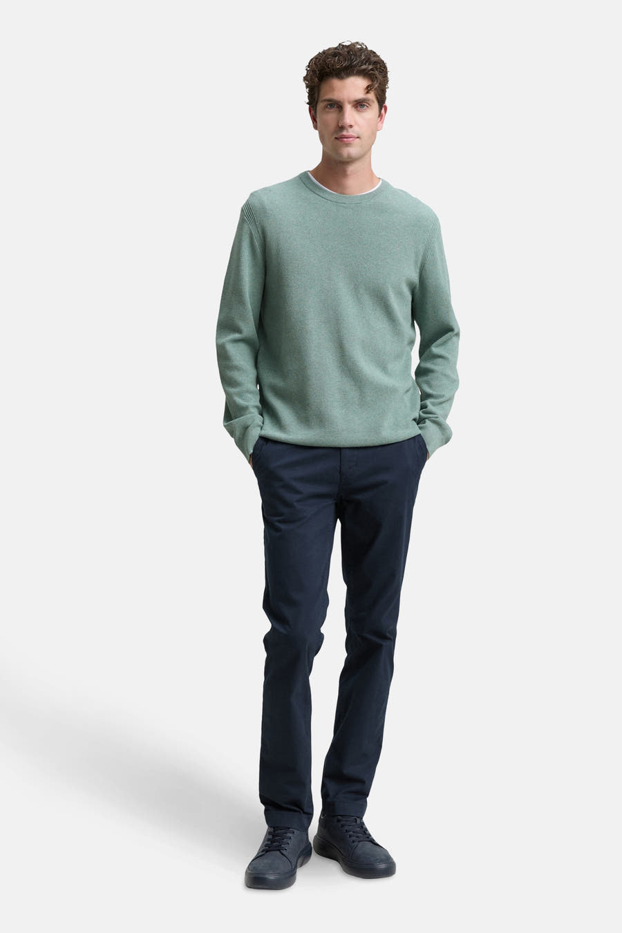 T-shirt vert avec col rond de TOM TAILOR, à longues manches et porté avec un pantalon bleu marine et des chaussures foncées.