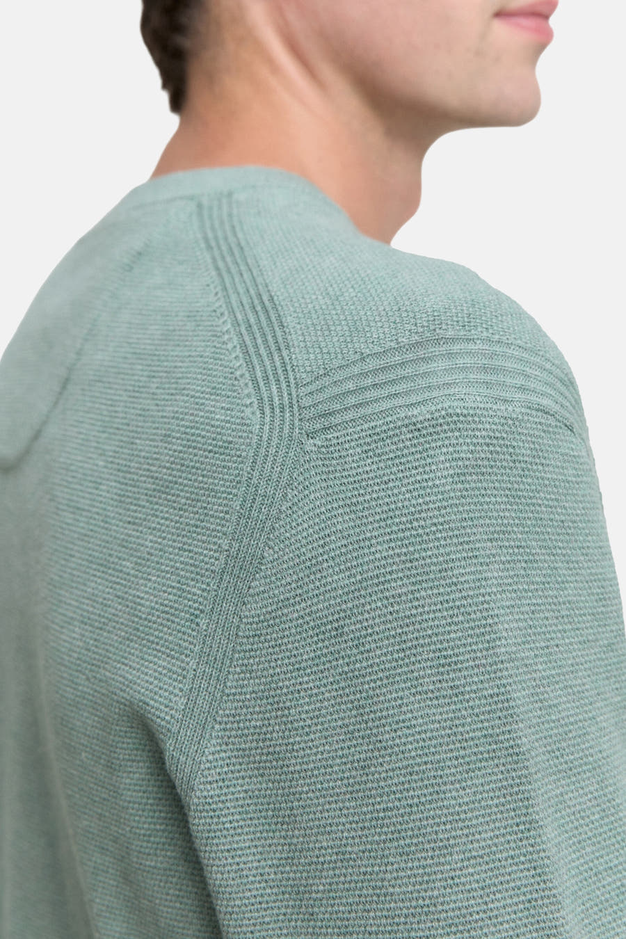 T-shirt vert avec col rond de TOM TAILOR, avec des détails sur les épaules et une fine texture tricotée.
