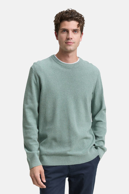 Groene trui met ronde hals van TOM TAILOR, met subtiele ribbels op de schouders, gedragen over een wit shirt.