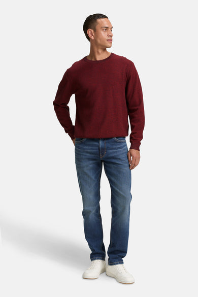 Pull rouge à col rond de TOM TAILOR, porté avec des jeans bleus et des baskets blanches.