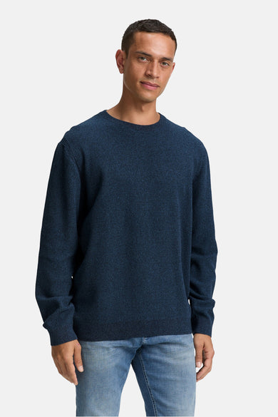 Blauwe trui met ronde hals van TOM TAILOR, gedragen met een jeans.
