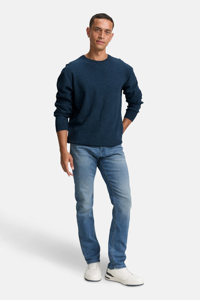 Blauwe ronde hals trui van TOM TAILOR, met lange mouwen, gecombineerd met een spijkerbroek en witte schoenen.