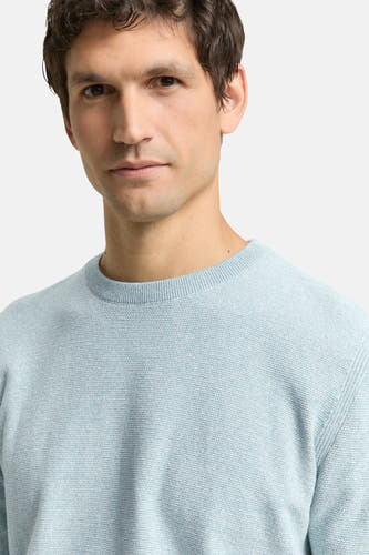 T-shirt bleu avec col rond de TOM TAILOR, en tissu finement tricoté, montré en gros plan.