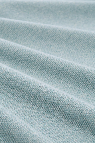 Zachte, blauwgroene textuur met subtiele plooien.
