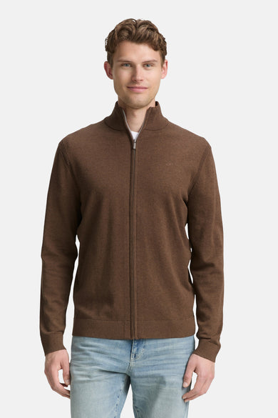 Bruin gilet van TOM TAILOR, met een volledige ritssluiting gedragen over een wit shirt en jeans.
