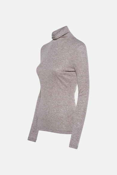 Beige rolkraagtrui van OPUS, met lange mouwen en een fijne gebreide textuur.