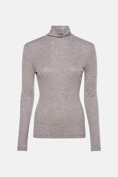 Beige pull met rolkraag van OPUS, met lange mouwen en een fijne, licht gemêleerde textuur.
