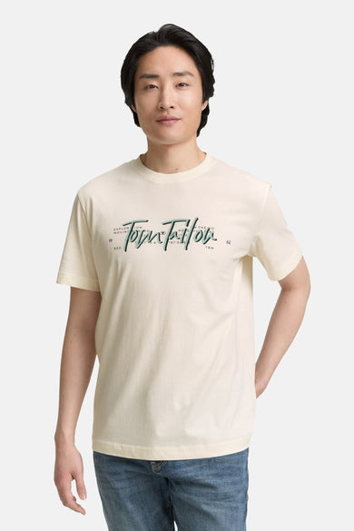 T-shirt blanc à manches courtes de TOM TAILOR, avec une impression et porté avec un jean.