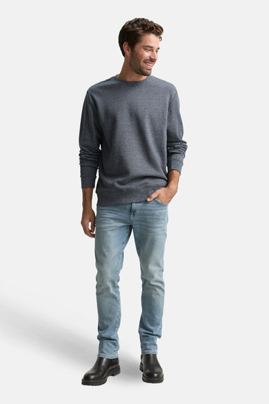 Pull-over bleu avec col rond de TOM TAILOR, associé à des jeans et des bottes noires.