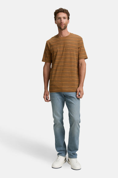 T-shirt marron à manches courtes de TOM TAILOR, avec des rayures horizontales, associé à des jeans bleus et des baskets blanches.