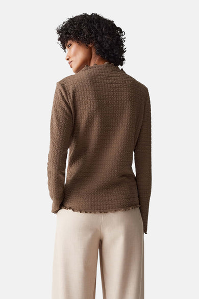 T-shirt marron à manches longues d'OPUS, avec texture et un bord ondulé, vu de derrière.