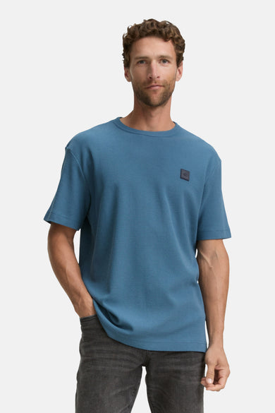Blauw T-shirt met korte mouwen van TOM TAILOR, met een subtiele textuur en een vierkant logo op de borst.
