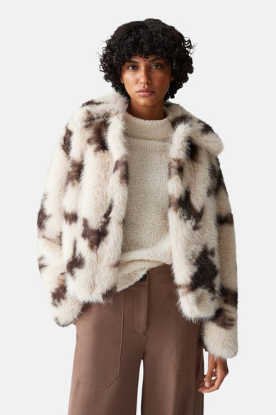 Manteau court beige OPUS, avec imprimé animal marron et texture douce, vu de derrière.