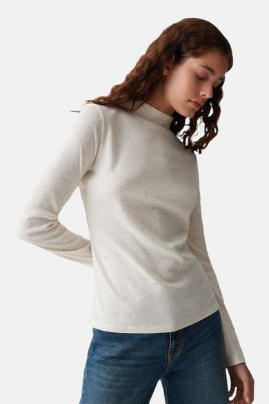 Sweat-shirt écru avec col rond d'OPUS, avec un motif fin tissé et des manches longues, porté avec des jeans.