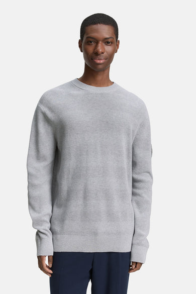 Sweat-shirt gris à col rond de TOM TAILOR, tricoté finement avec des rayures horizontales, porté avec un pantalon foncé.