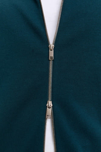 Gilet turquoise de TOM TAILOR, avec une fermeture à glissière en argent et une texture tricotée lisse.