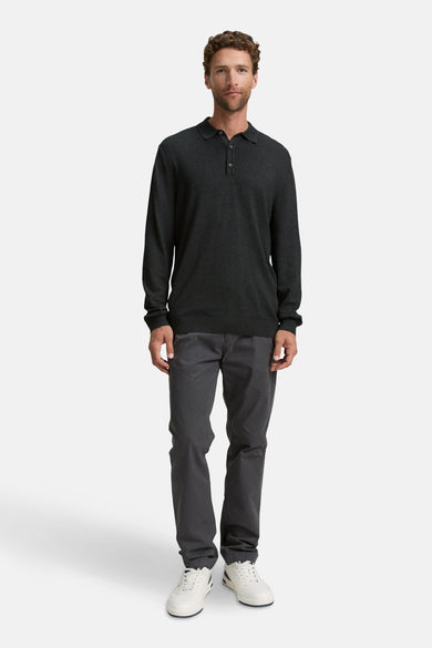 Sweat-shirt gris de TOM TAILOR, associé à un pantalon gris et des baskets blanches.