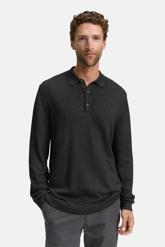 Sweat-shirt gris de TOM TAILOR, avec des manches longues et un col à boutons, porté avec un pantalon gris.