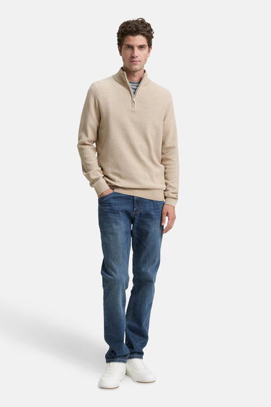 Gilet beige avec col rond de TOM TAILOR, associé à des jeans et des baskets blanches.