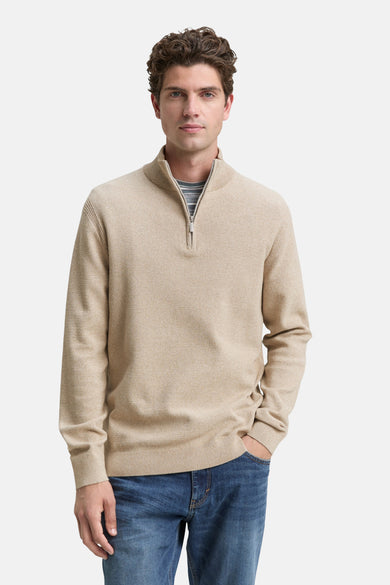 Gilet beige avec col rond de TOM TAILOR, doté d'une fermeture éclair et associé à un chemisier rayé et des jeans.