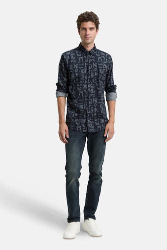 Blauw overhemd met lange mouwen van TOM TAILOR, voorzien van een abstract patroon, gecombineerd met jeans en witte sneakers.
