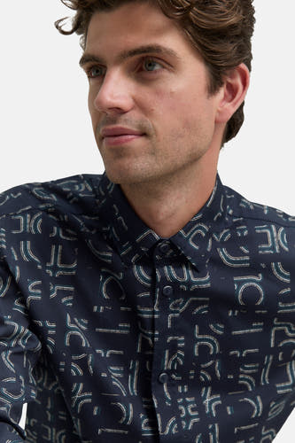 Blauw hemd (lange mouwen) van TOM TAILOR met een abstract geometrisch patroon, cropped weergegeven.
