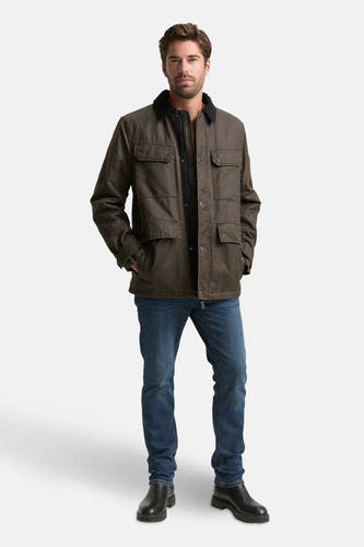 Manteau court brun de TOM TAILOR, porté avec un t-shirt noir, des jeans et des bottes noires.
