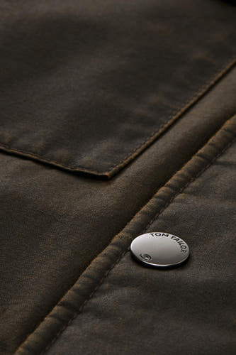 Manteau court brun de TOM TAILOR, avec une poche visible et un nœud avec le logo de la marque.