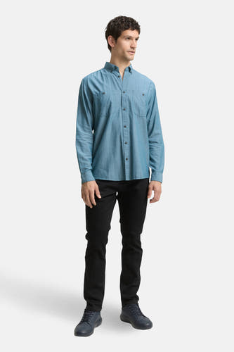 Groen hemd met lange mouwen van TOM TAILOR, met twee borstzakken en gedragen met zwarte broek en schoenen.
