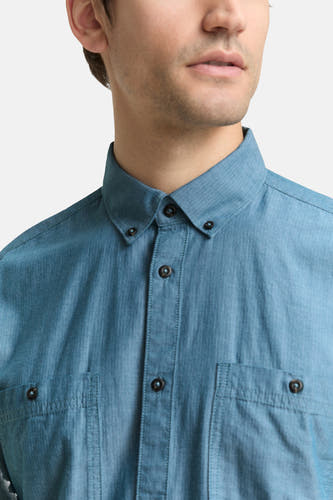 Groen, lange mouwen hemd van TOM TAILOR, met knoopsluiting en twee borstzakken.
