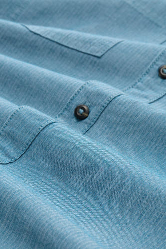 Groen overhemd met lange mouwen van TOM TAILOR, detailopname met een subtiel visgraatmotief en knoopdetails.
