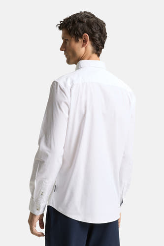 Wit overhemd met lange mouwen van TOM TAILOR, gezien van achteren, met donkere broek.