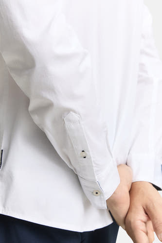 Wit overhemd met lange mouwen van TOM TAILOR, met manchetknoopdetail en zichtbare hand.
