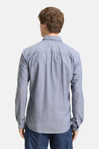 Blauw overhemd met lange mouwen van TOM TAILOR, achterkant, met jeans.
