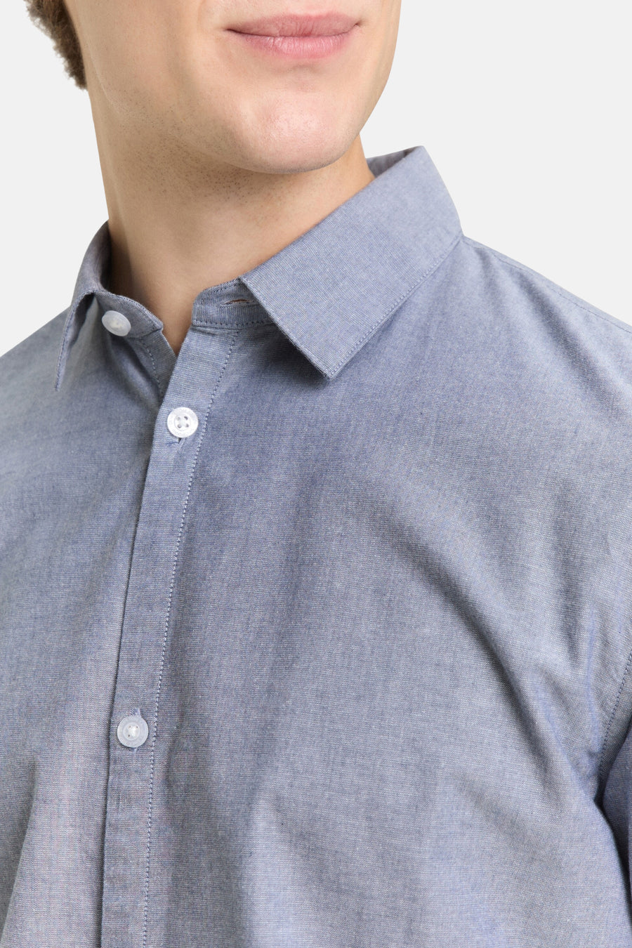 Blauw overhemd met lange mouwen van TOM TAILOR, met witte knopen en een klassieke kraag.
